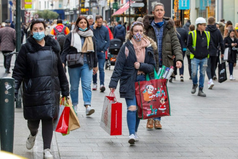 The government advised people to wear masks outdoors: they are obligatory inside shops