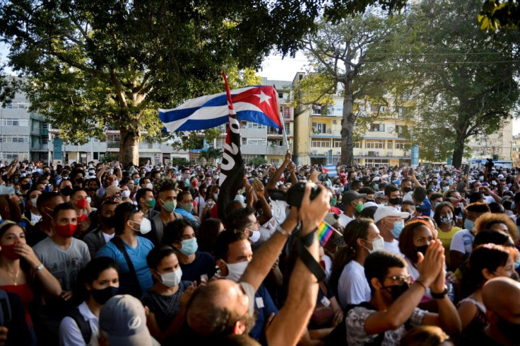 Cuban government supporters take part in a rally to condemn the media campaign in support of the San Isidro movement in Havana, November 2020