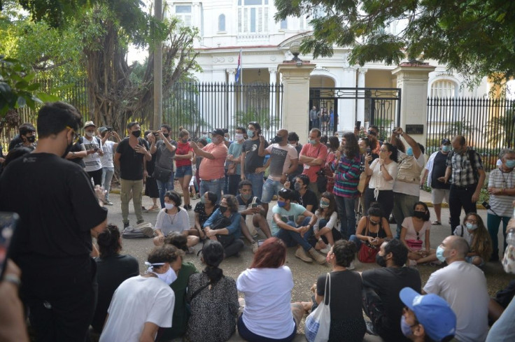 A group of young intellectuals and artists demonstrate outside the Culture Ministry in Havana, November 2020