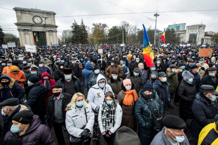 AFP journalists estimated that 20,000 people took part in a rally to demand the government's resignation and snap parliamentary elections