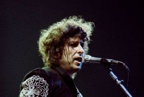 Bob Dylan performs in 1987 in Paris -- he was still giving concerts when the pandemic struck