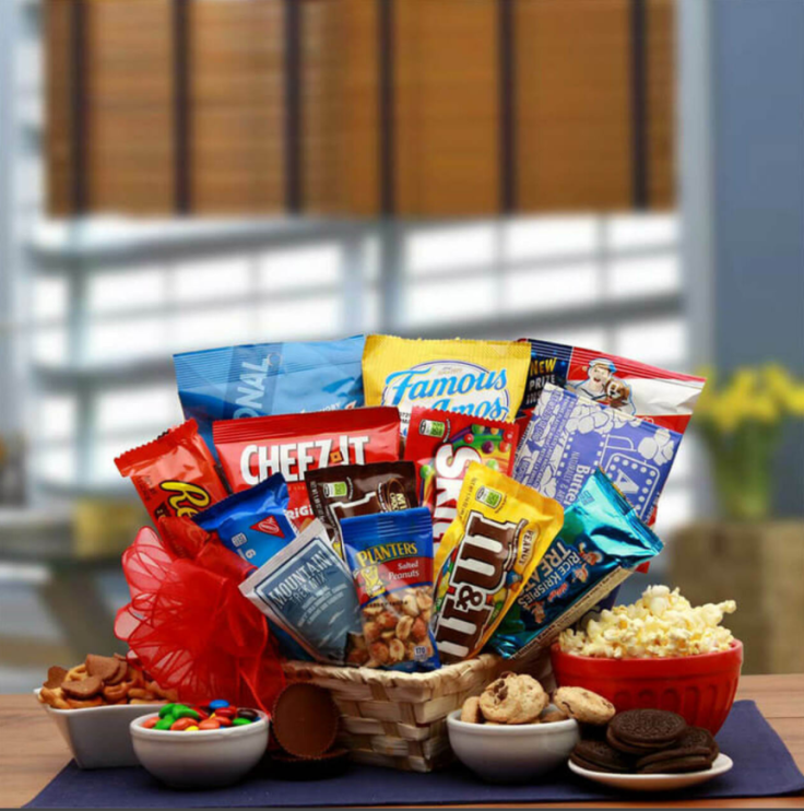 christmas-gift-basket-favorite-snacks