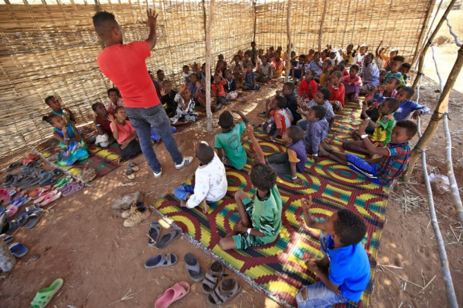 Teachers among the tens of thousands of Ethiopians who have streamed into neighbouring Sudan in recent weeks have set up schools for refugee children with help from the Norwegian Refugee Council