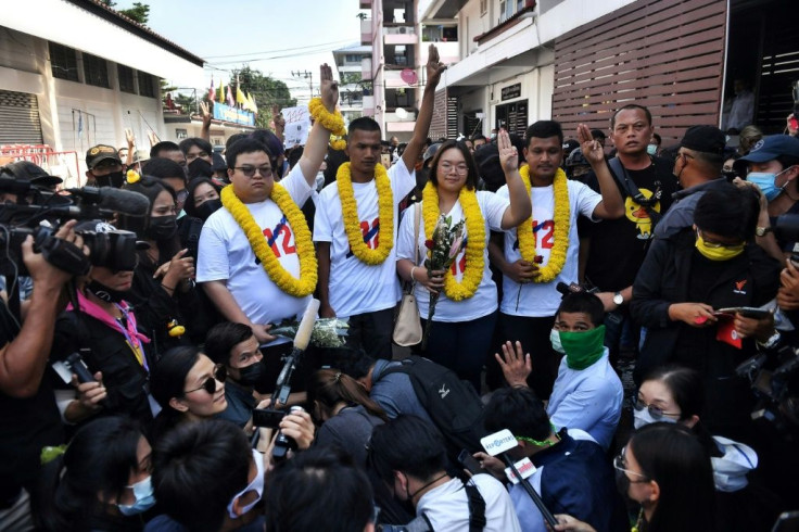 Thai anti-government  protest leaders salute supporters before handing themselves in to the police at Nonthaburi police sation