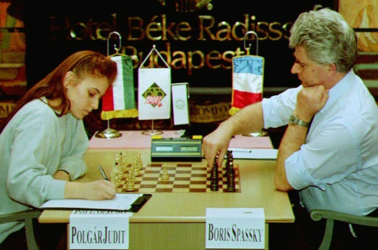 Polgar (L) playing aged 17 against Russian chess champion Boris Spassky