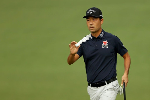 Kevin Na sank a pair of 30-foot eagle putts as part of a stellar performance on the greens that put him and fellow American Sean O'Hair atop the leaderboard after Friday's scramble round at the QBE Shootout