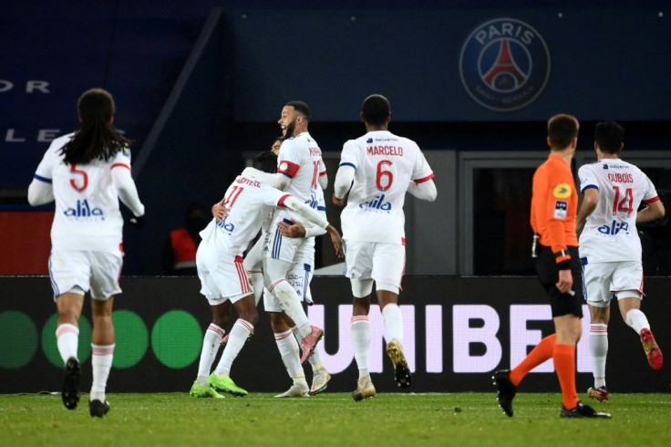 Tino Kadewere (2ndL) celebrates his goal against PSG