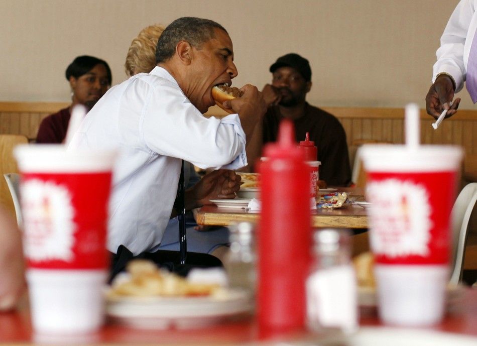 U.S. President Barack Obama eats his lunch at Rudy039s Hot Dog in Toledo, Ohio