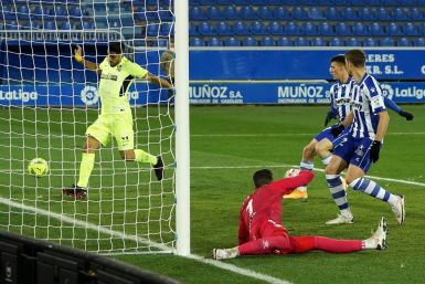 Luis Suarez (L) scored the winner in the final minute as Atletico Madrid overcame a battling Alaves