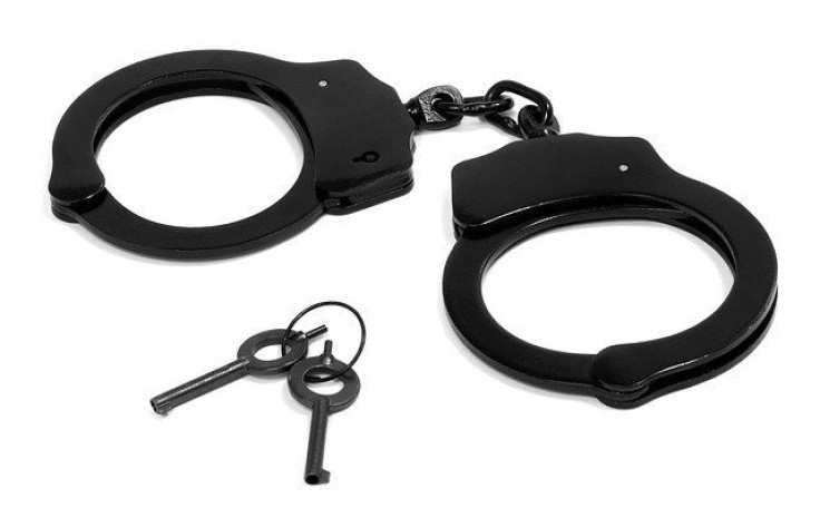 handcuffs-2202224_640