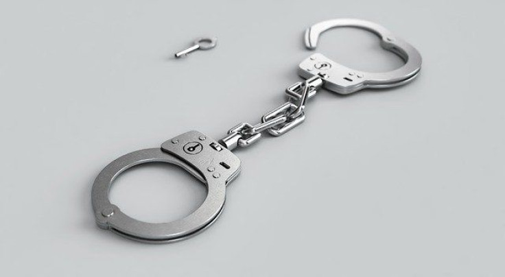 handcuffs-3655288_640 (1)