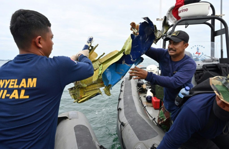 Indonesian Navy divers retrieve wreckage from the Sriwijaya Air Boeing 737-500 aircraft