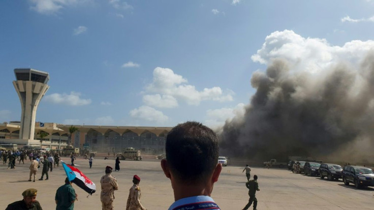 Smoke billows from the Aden airport on December 30, in an attack blamed on Yemen's Huthis