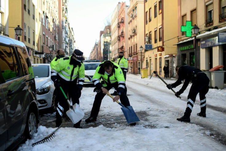 After experiencing the heaviest snowfall in 50 years, Madrid resumed efforts to get back to normal