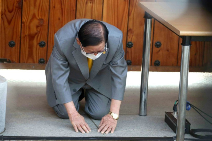 Lee Man-hee bows while asking for forgiveness after the Shincheonji Church of Jesus coronavirus scandal