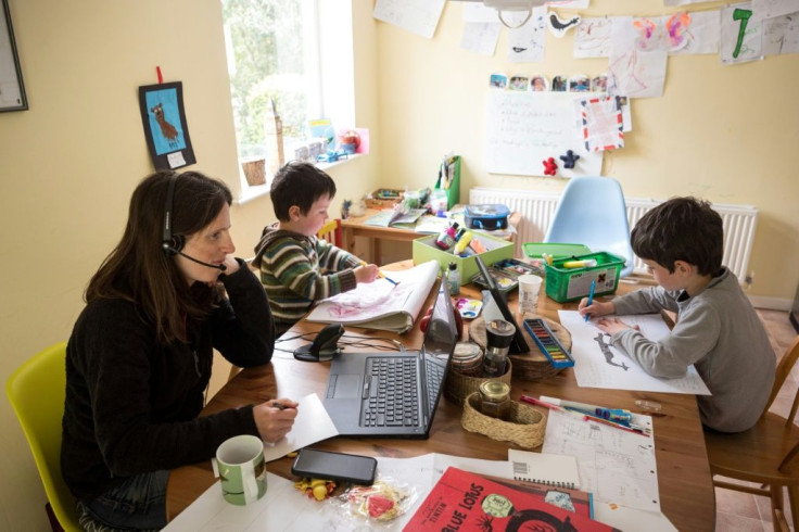 TÃ©lÃ©travailler pendant que les enfants sont aussi Ã  la maison Ã  suivre les cours est dÃ©venu trÃ¨s courant, mais l'ONU lance une mise en garde