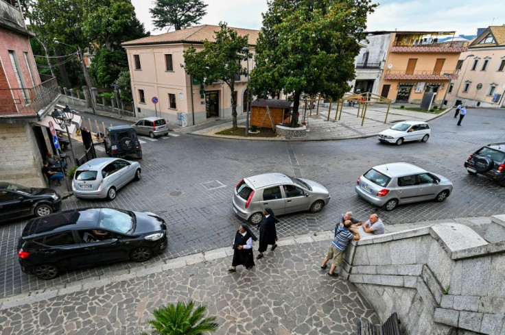 Mothers and their children escape their mafiosi relatives under cover of darkness