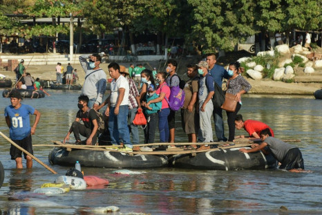 People seen crossing the Suchiate River from Guatemala to Ciudad Hidalgo, Mexico on January 18, 2021 -- another caravan of some 4,000 migrants is trying to reach the US-Mexico border from Honduras
