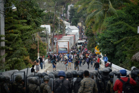 Security forces block a caravan of US-bound Honduran migrants in Vado Hondo, Guatemala, on January 18, 2021