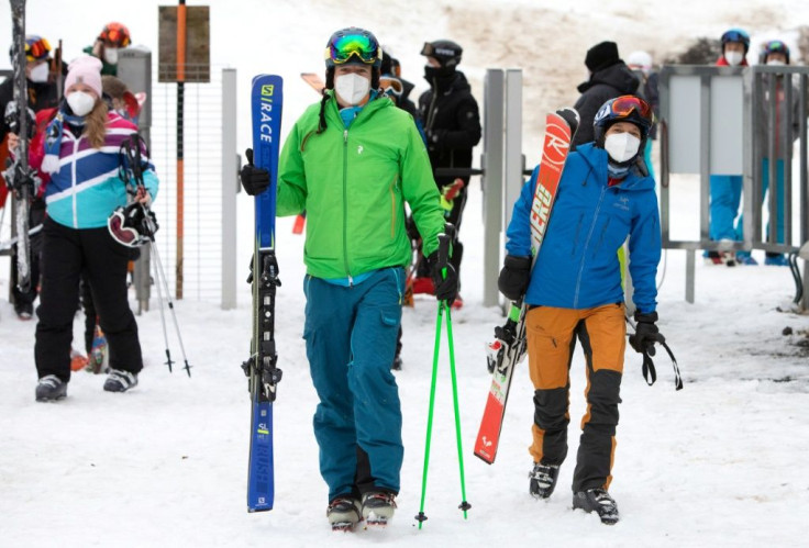 Skiiers have to wear masks and keep their distance