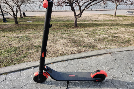 The Segway Ninebot ES1L electric scooter is fun to ride, but is very heavy