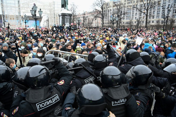 Protesters clash with riot police during a rally in support of jailed opposition leader Alexei Navalny in downtown Moscow on January 23, 2021