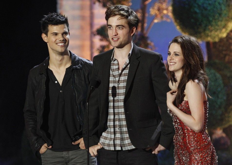 Taylor Lautner L, Robert Pattinson and Kristen Stewart introduce a clip from quotThe Twilight Saga Breaking Dawnquot at the 2011 MTV Movie Awards in Los Angeles, June 5, 2011.
