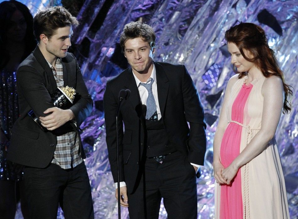 Robert Pattinson L, Xavier Samuel and Bryce Dallas Howard accept the award for best fight for quotThe Twilight Saga Eclipsequot at the 2011 MTV Movie Awards in Los Angeles, June 5, 2011.