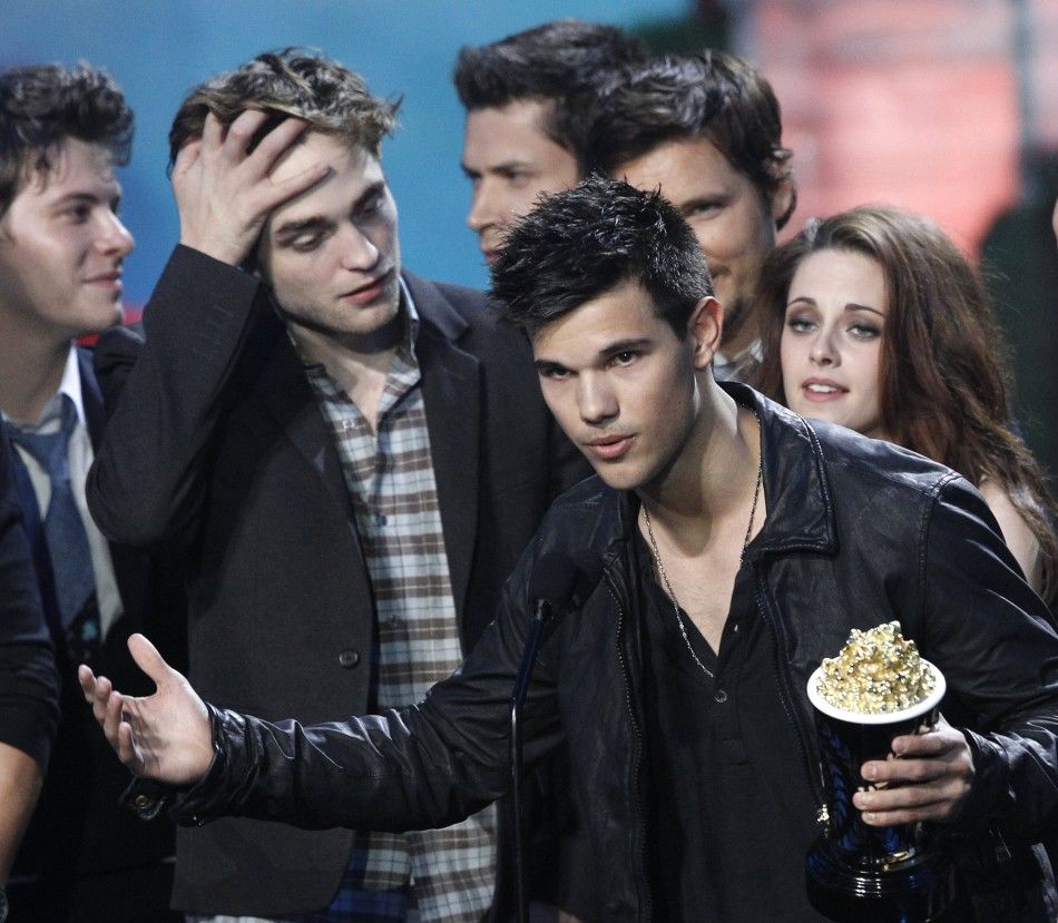Taylor Lautner C accepts the best movie award for quotThe Twilight Saga Eclipsequot with fellow cast members at the 2011 MTV Movie Awards in Los Angeles June 5, 2011.