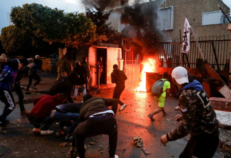 Protestors on Thursday started fires and hurled rocks at the main government building in Tripoli