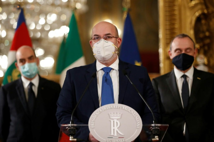 Vito Crimi, centre, has signalled that negotiation with Renzi is still possible