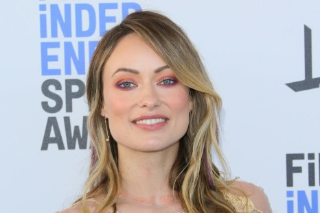Olivia Wilde is among the famous faces who pop up for socially-distanced conversations during "How It Ends" -- many shot outside the A-listers' real-life homes