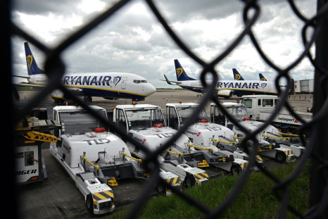 Irish no-frills carrier Ryanair warns that it will suffer a record annual loss of almost 1.0 billion euros ($1.2 billion)