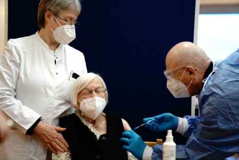 101-year-old Gertrud Haase (C) being vaccinated in Berlin