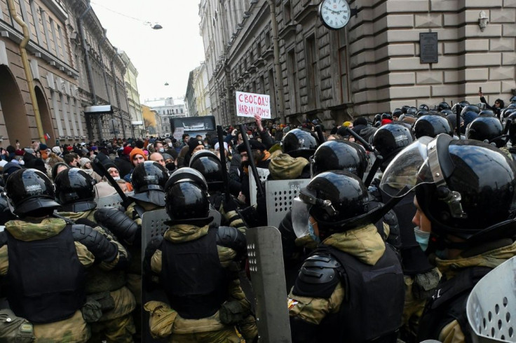 Tens of thousands of Russians rallied on Sunday despite a police crackdown