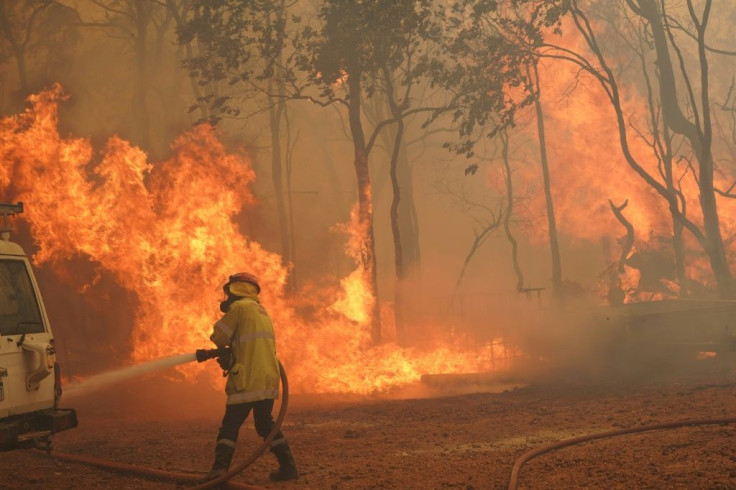 Authorities have told Perth residents to ignore a virus lockdown and evacuate threatened areas