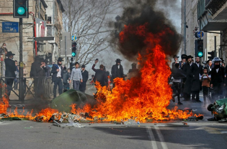 Ultra-Orthodox Jewish protesters clash with Israeli security forces during the enforcement of the coronavirus emergency regulations in Jerusalem's ultra-Orthodox neighbourhood of Mea Sharim