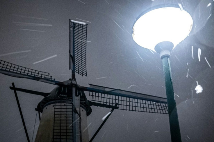 Weather forecasting website Weer.nl said that overnight a force 8 wind was measured in combination with snowfall