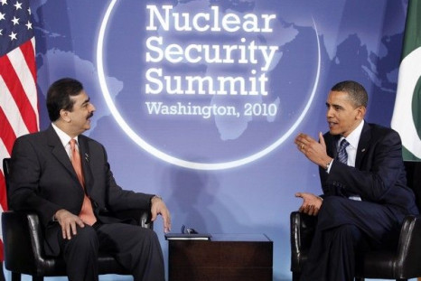 U.S. President Barack Obama (R) meets with Pakistan's Prime Minister Yusuf Raza Gilani