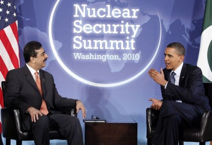 U.S. President Barack Obama (R) meets with Pakistan's Prime Minister Yusuf Raza Gilani