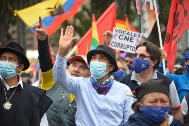 Ecuadoran presidential candidate Yaku Perez (C) waves to supporters during a rally demanding a recount in weekend elections