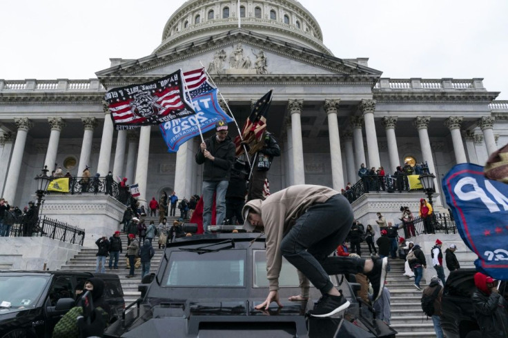 Para perusuh di luar Capitol pada 6 Januari