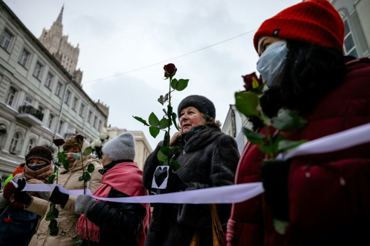 Russian women formed a human chain on Valentine's Day to express support for the wife of jailed opposition leader Navalny and female political prisoners