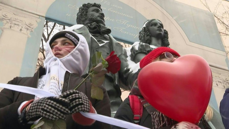 Russian women form Valentine's Day chains to protest crackdown
