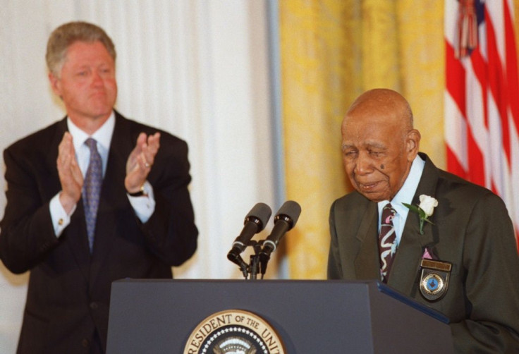 Herman Shaw (R) speaks in 1997 during ceremonies in which US president Bill Clinton apologized to the survivors and families of the victims of the Tuskegee Syphilis Study