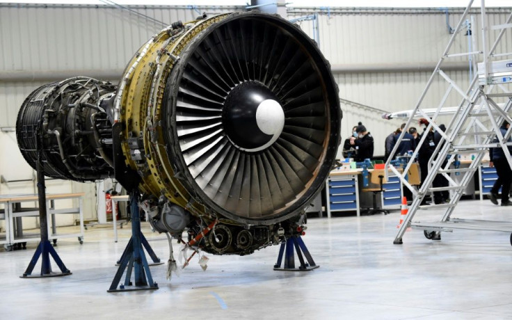 While courses for mechanics are still open, training for flight assistants has stopped