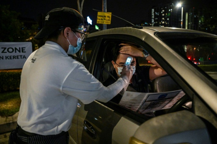 Waiters must check the temperature of customers before taking their order for the "dine in car" service