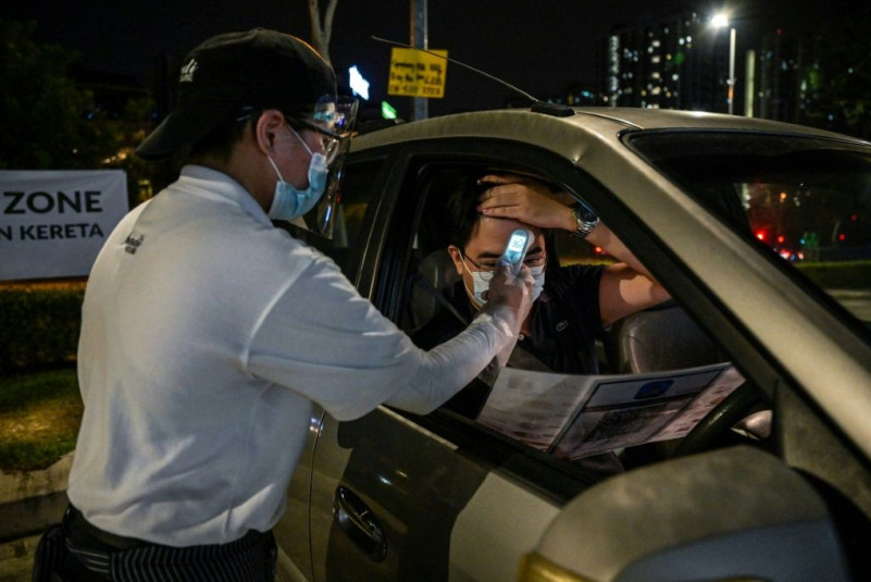 Waiters must check the temperature of customers before taking their order for the "dine in car" service
