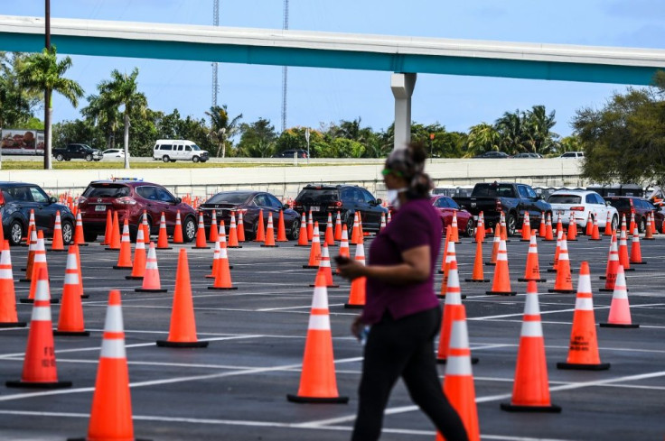 Une file de voitures font la queue pour un vaccin contre le Covid-19, à Miami le 22 février 2021