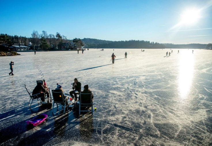 After weeks of intense cold throughout most of the country, which drew walkers to frozen lakes and estuaries, parts of Sweden have seen a rapid hike in temperature over the past few days